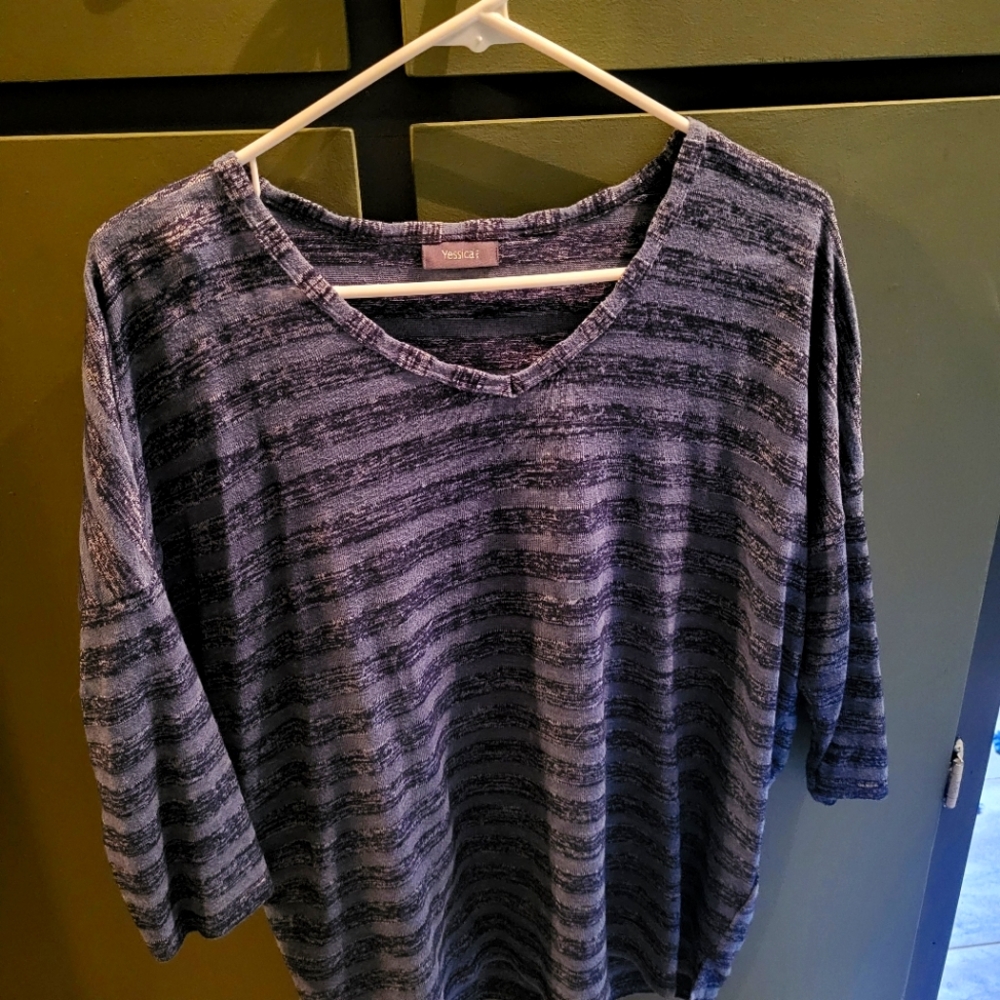 Yessica 3/4 length sleeve, striped flowy shirt, long in back. V-neck.